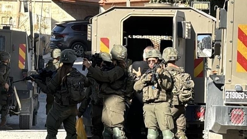 İsrail güçleri, işgal altındaki Batı Şeria'da 30 Filistinliyi gözaltına aldı