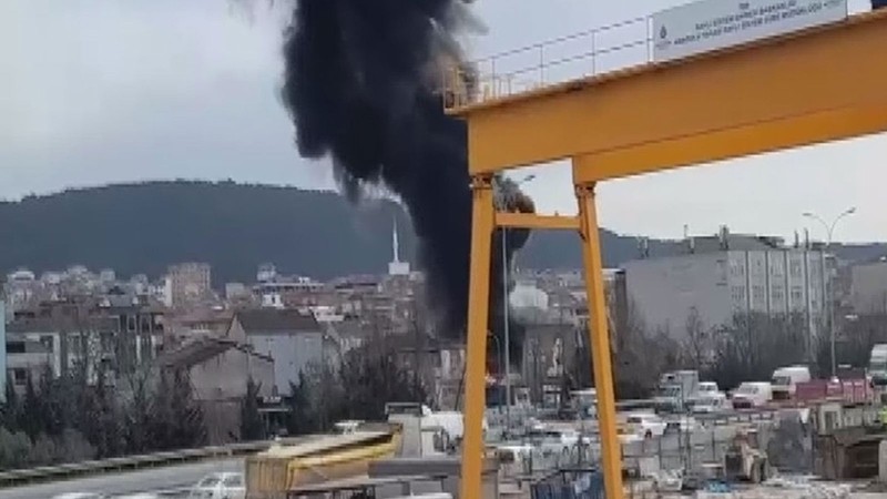 Sultanbeyli’de bir işyerinde yangın çıktı