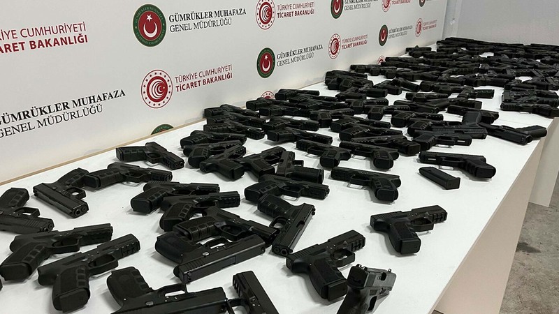 Çeşme Limanı'nda 138 tabanca ele geçirildi
