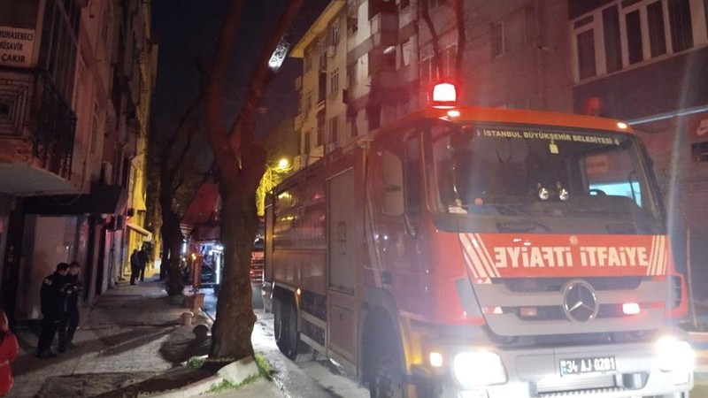 Kartal'da 6 katlı binada korkutan yangın