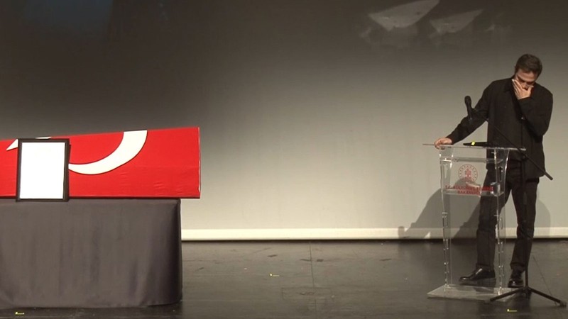 Şinasi Yurtsever'in cenaze töreninde Ahmet Kural gözyaşlarına hakim olmadı!
