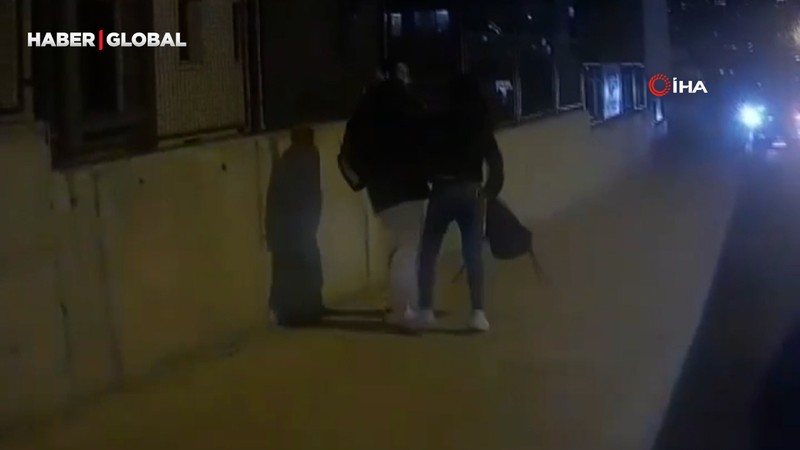 Erkek arkadaşını sokak ortasında dövdü; o anlar kamerada