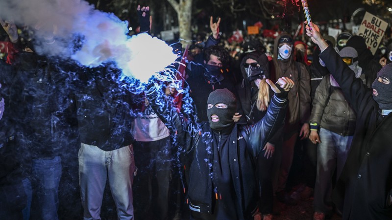 İstanbul'daki izinsiz gösterilerde gözaltına alınan 172 kişi tutuklandı