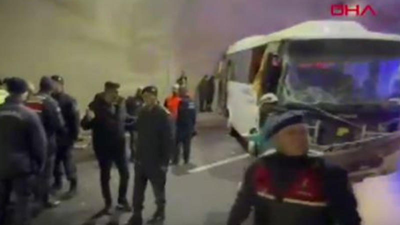 Malatya karayolunda yolcu midibüsü tıra çarptı: Yaralılar var
