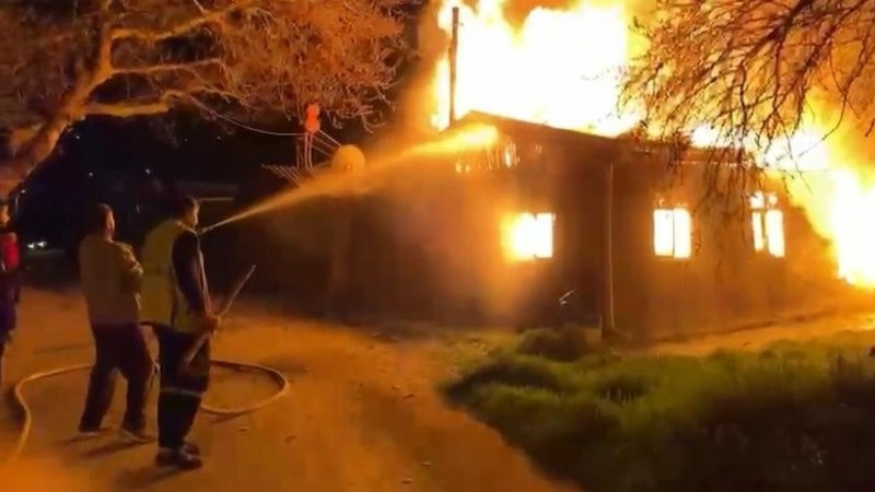 Bursa'da 18 ahşap ev kül oldu