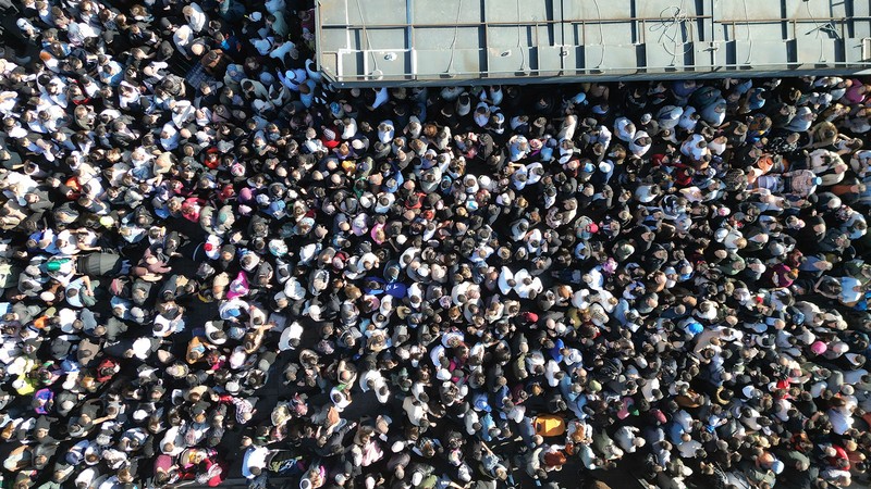 Eminönü'de insan seli: İki vapur iskelesinin önünde adım atacak yer kalmadı