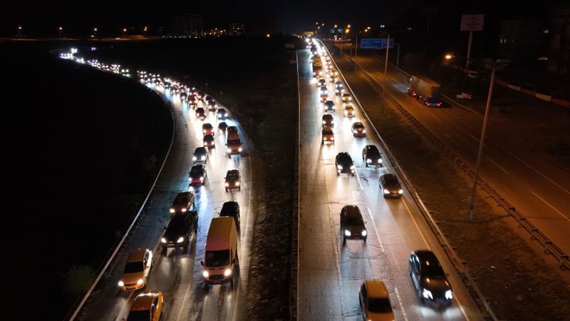 43 ilin geçiş güzergahında trafik yoğunluğu