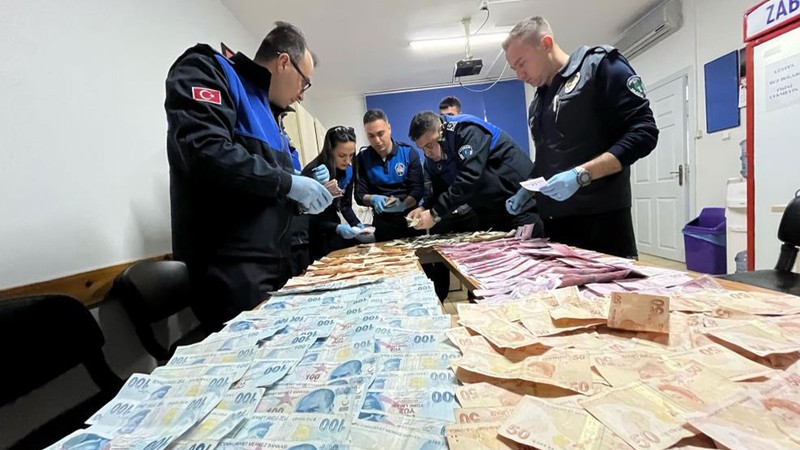 Hepsini dilencilikten kazandı! Paraları 8 zabıta görevlisi 1 saatte sayabildi