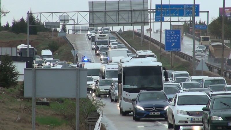 'Kilit kavşak' Kırıkkale'de bayram dönüşü trafiği