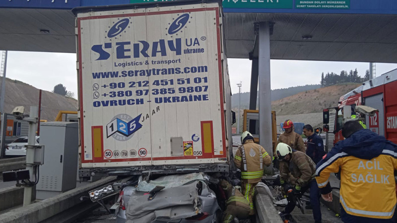Pendik'te feci kaza! Otomobil tırın altına girdi: 4 kişi hayatını kaybetti