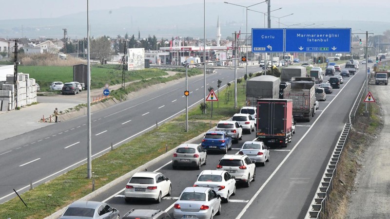 Tekirdağ-İstanbul kara yolunda araç yoğunluğu başladı