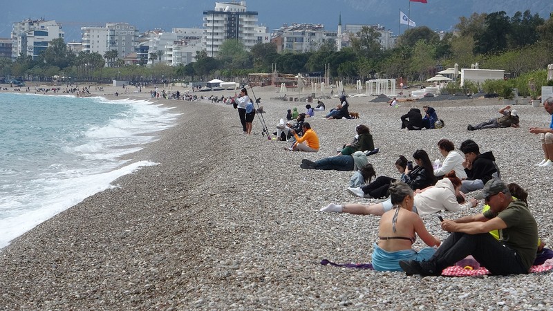 Bayram tatilinin son gününde Antalya sahilleri doldu taştı