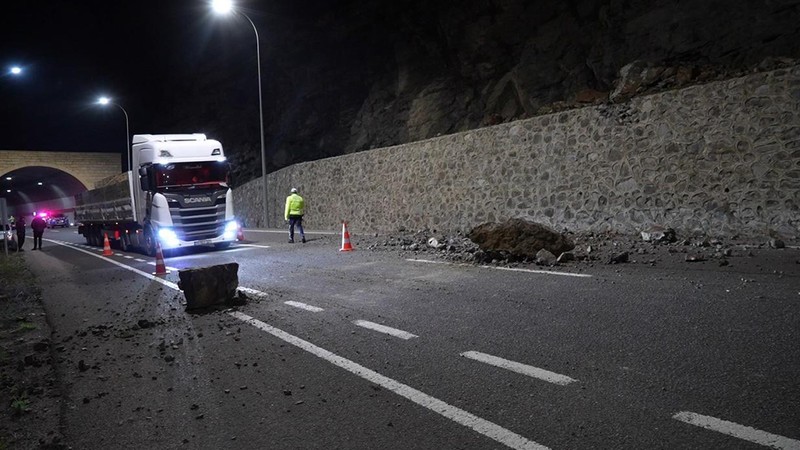 Gümüşhane'de heyelan: Dev kayalar yolu kapattı