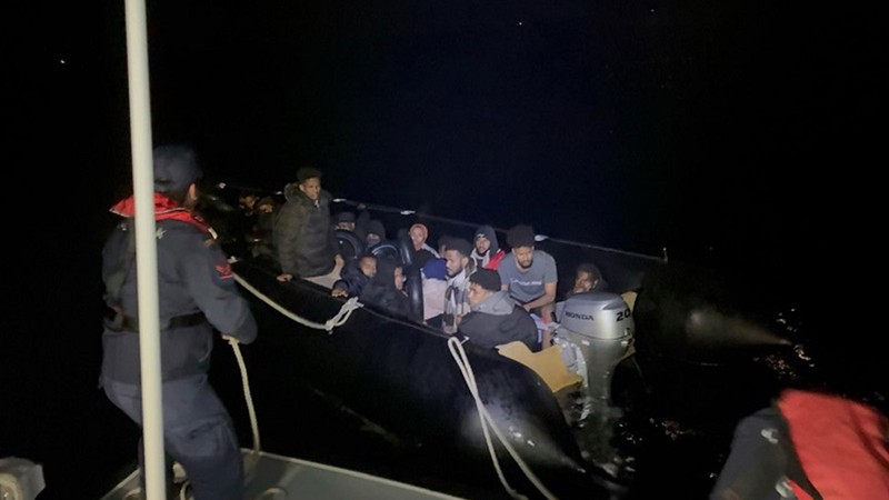İzmir açıklarında 36 düzensiz göçmen yakalandı