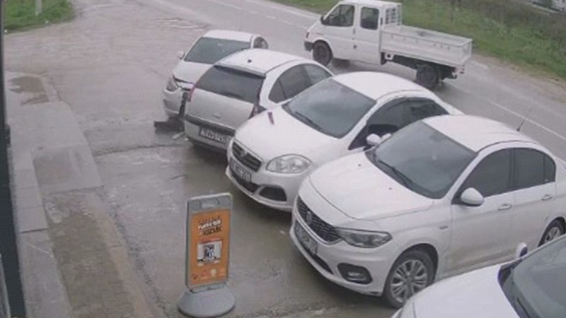 Kontrolden çıkan araç park halindeki araçlara çarptı: 5 yaralı