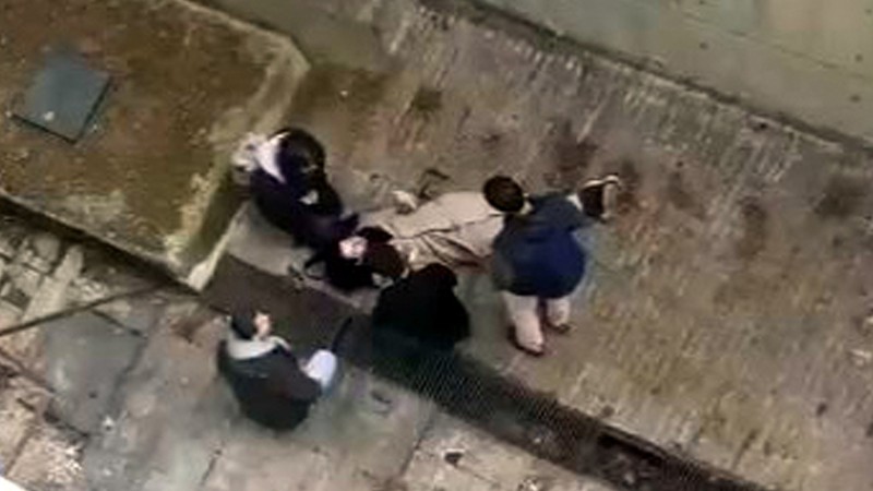 Üniversite öğrencisi 4 metre yükseklikten beton zemine düştü