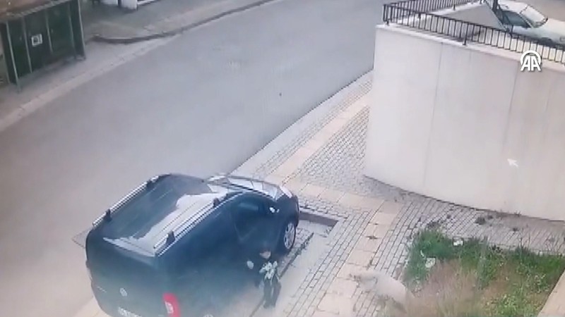 Sahipsiz köpekler yolda yürüyen çocuğa saldırdı!