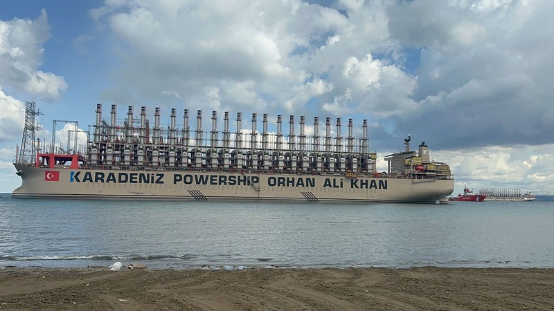 289 metrelik enerji gemisi karaya oturdu