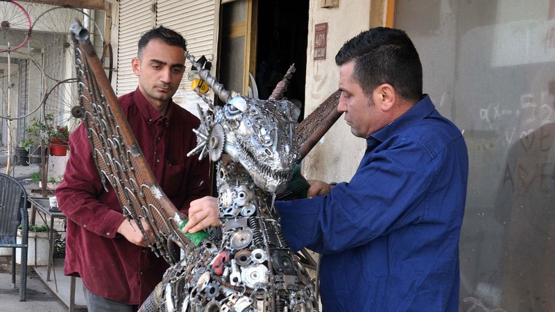 Geri dönüşümün sürdürülebilirliğine dikkat çekmek için ejderha heykeli yaptı
