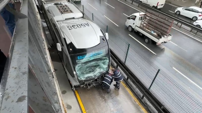 İstanbul'da metrobüs kazası! Çok sayıda yaralı var