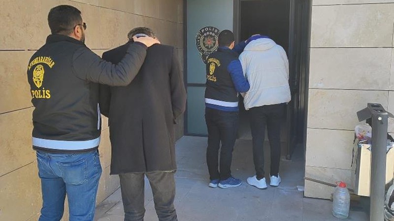 Sahte altınlarla 7 kuyumcuyu dolandıran zanlılar yakalandı