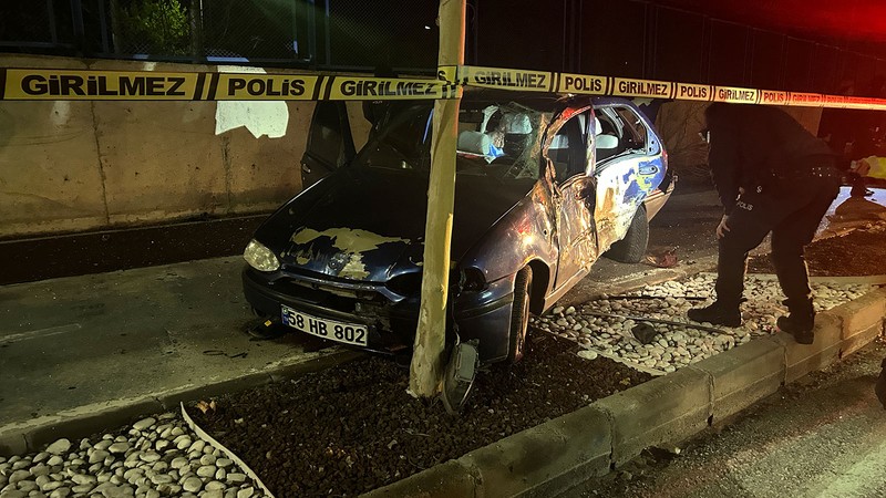 Sivas'ta acı kaza: Ağaca çarpan otomobilin sürücüsü öldü