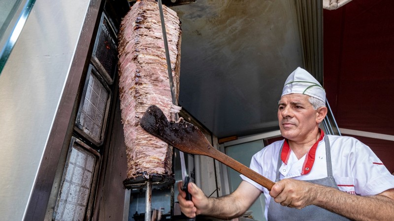 Pişmişe çiğ et takan yandı!