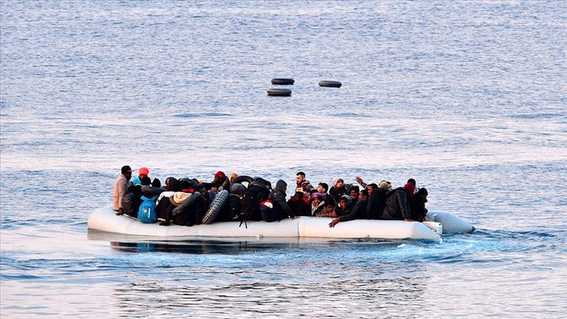 Ege'de düzensiz göçmenleri taşıyan bot battı: 2 can kaybı
