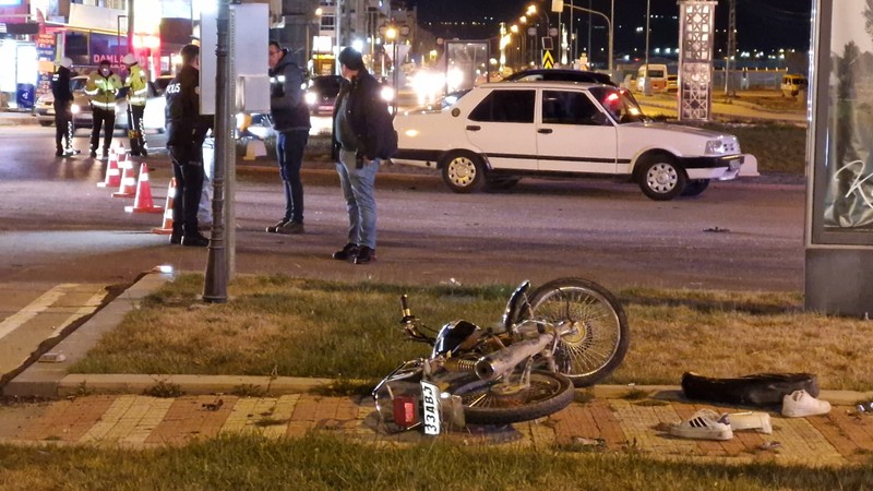 Motosiklet otomobile çarptı: 1 ölü, 1 ağır yaralı