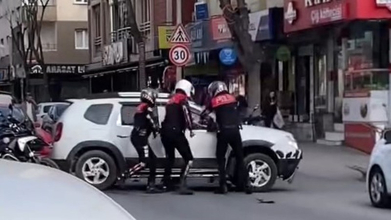 Polisin 'dur' ihtarına uymayan şüpheli, aracın camı kırılarak etkisiz hale getirildi