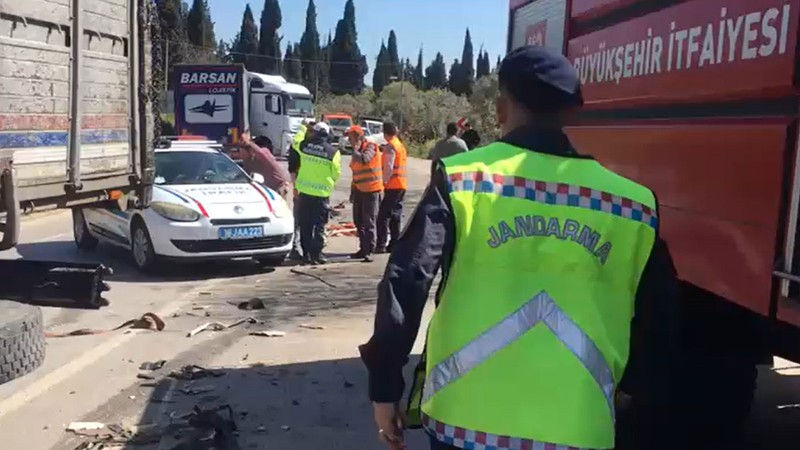 2 tır kafa kafaya çarpıştı; 1'i ağır 2 yaralı