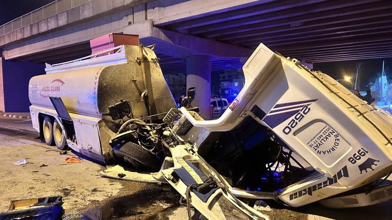 Arazöz otomobile ve üst geçit duvarına çarptı: 1 ölü, 1 yaralı