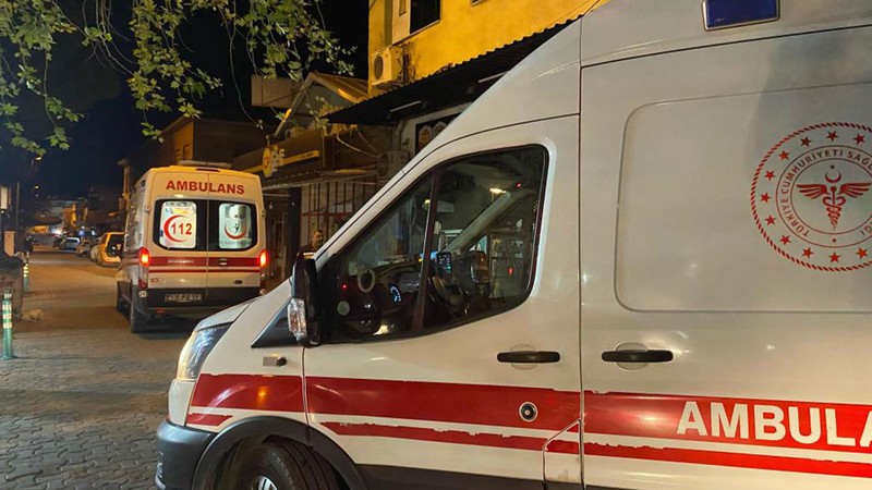 Sokak ortasında dehşet! Eşini öldürüp 8 yaşındaki kızını da yaraladı