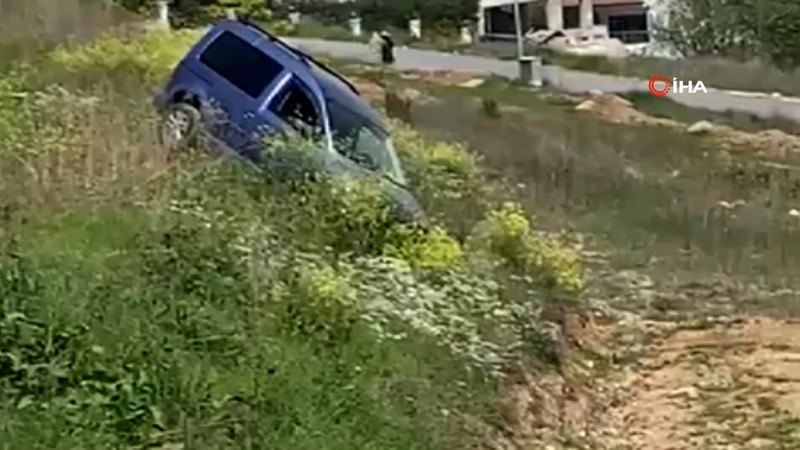 El frenini çekmeyi unuttu, şarampole uçtu