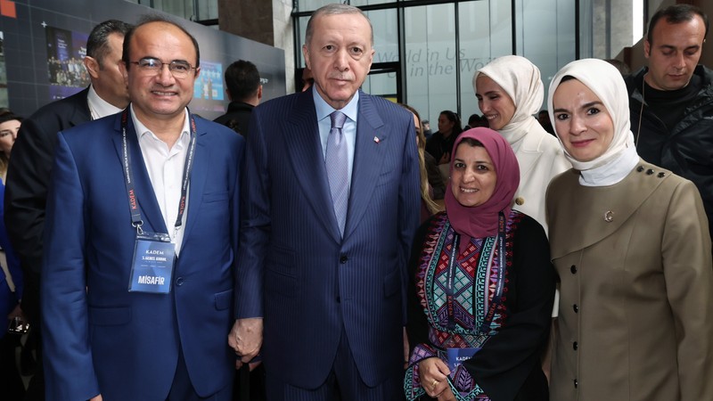 Bakan Göktaş, Gazze'de gönüllü olarak görev yaparken yuva kuran profesörü paylaştı
