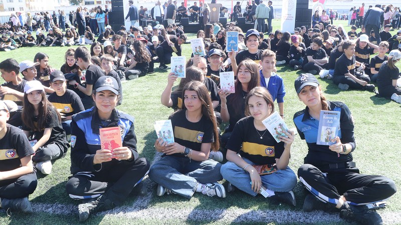 Burdur'da 5 bin öğrenci aynı anda kitap okudu