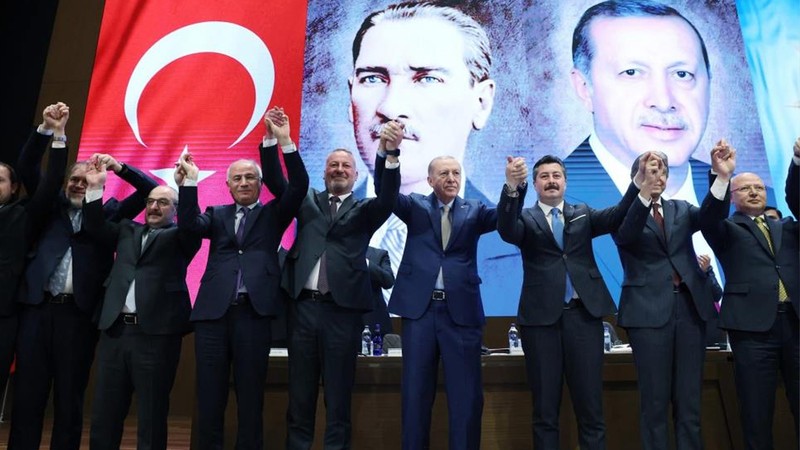 İYİ Parti'de istifa depremi: 2 belediye başkanı AK Parti'ye katıldı