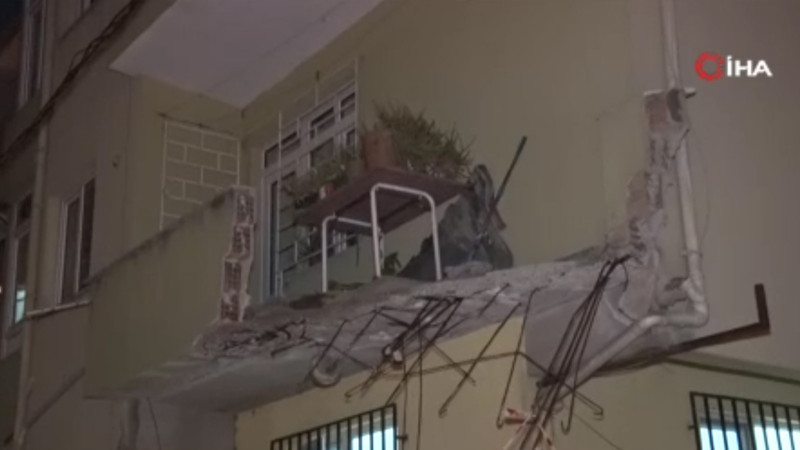 Pendik'te bir binanın balkonu çöktü