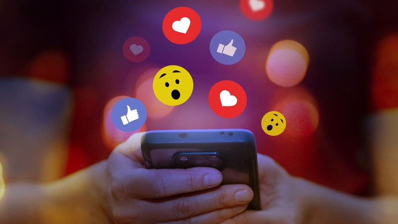 67 yaşındaki erkek 32 yaşındaki kadına attı... Bu emojiler cinsel taciz sayıldı!