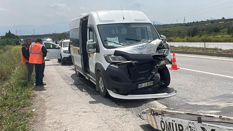 İki servis aracı çarpıştı: 9 öğrenci yaralandı