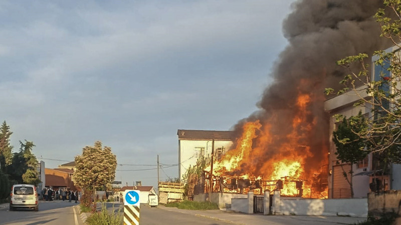 Pendik'te palet fabrikasında korkutan yangın