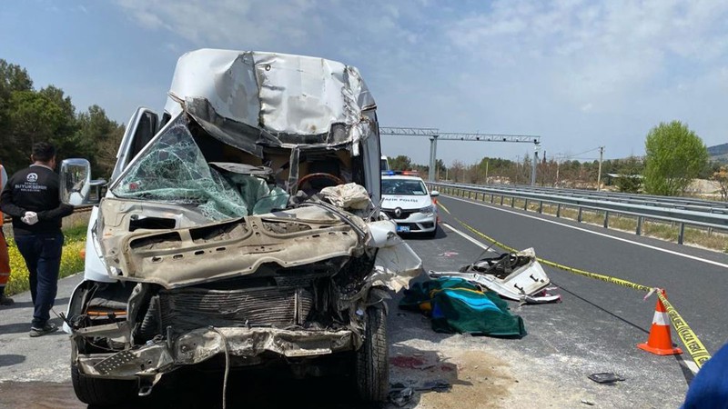 Tıra arkadan çarpan minibüs şoförü hayatını kaybetti
