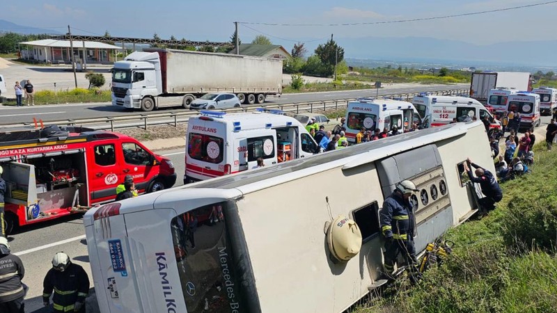 Yalova'da yolcu otobüsü devrildi: Ölü ve yaralılar var