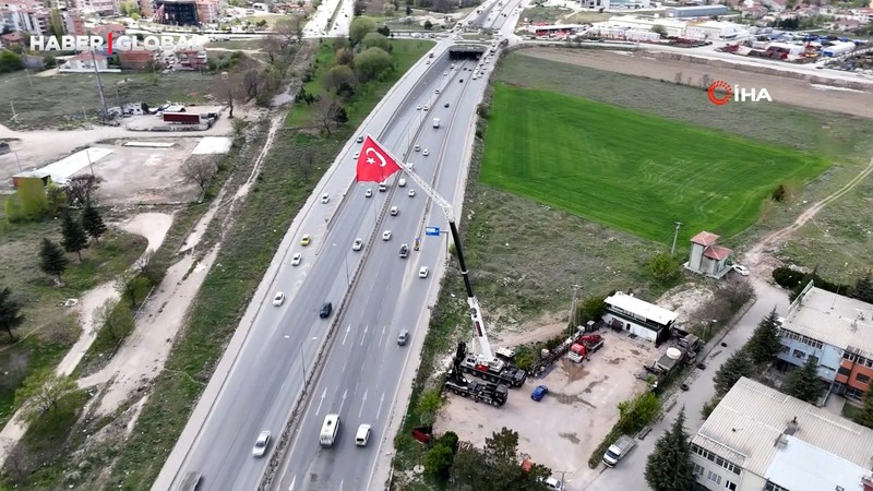43 metre yüksekliğe dev Türk bayrağı