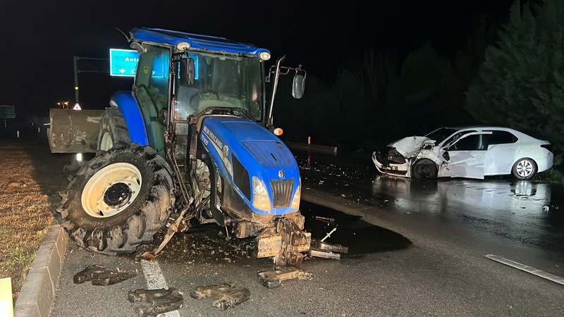 Ters yöne giren traktör ile otomobil çarpıştı: İki yaralı