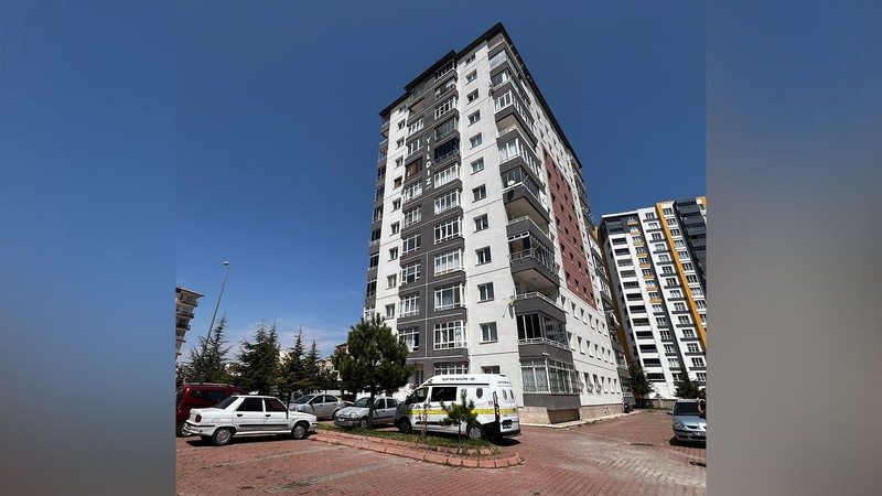 Kayseri'de cam silerken 4'üncü kattan aşağı düşen kadın hayatını kaybetti