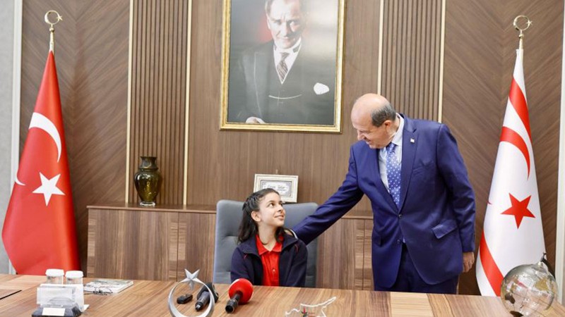 KKTC Cumhurbaşkanı Tatar, 23 Nisan'da makamını ilkokul öğrencisine devretti