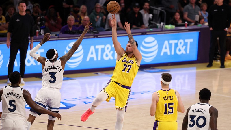 Luka Doncic şov yaptı, Lakers seride durumu eşitledi