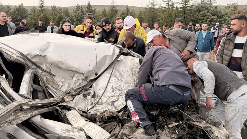 Tırla çarpışan otomobil kağıt gibi ezildi: 1 ölü, 1 yaralı