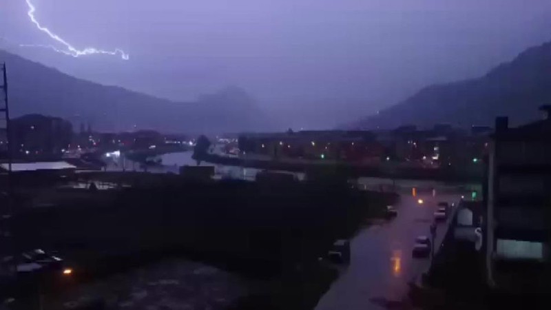 Amasya'da depremin ardından bir eve yıldırım düştü